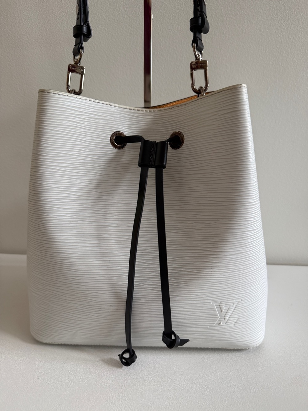 LOUIS VUITTON Epi Leather NeoNoe MM Handbag Bag White/Black - Picture 2 of 15